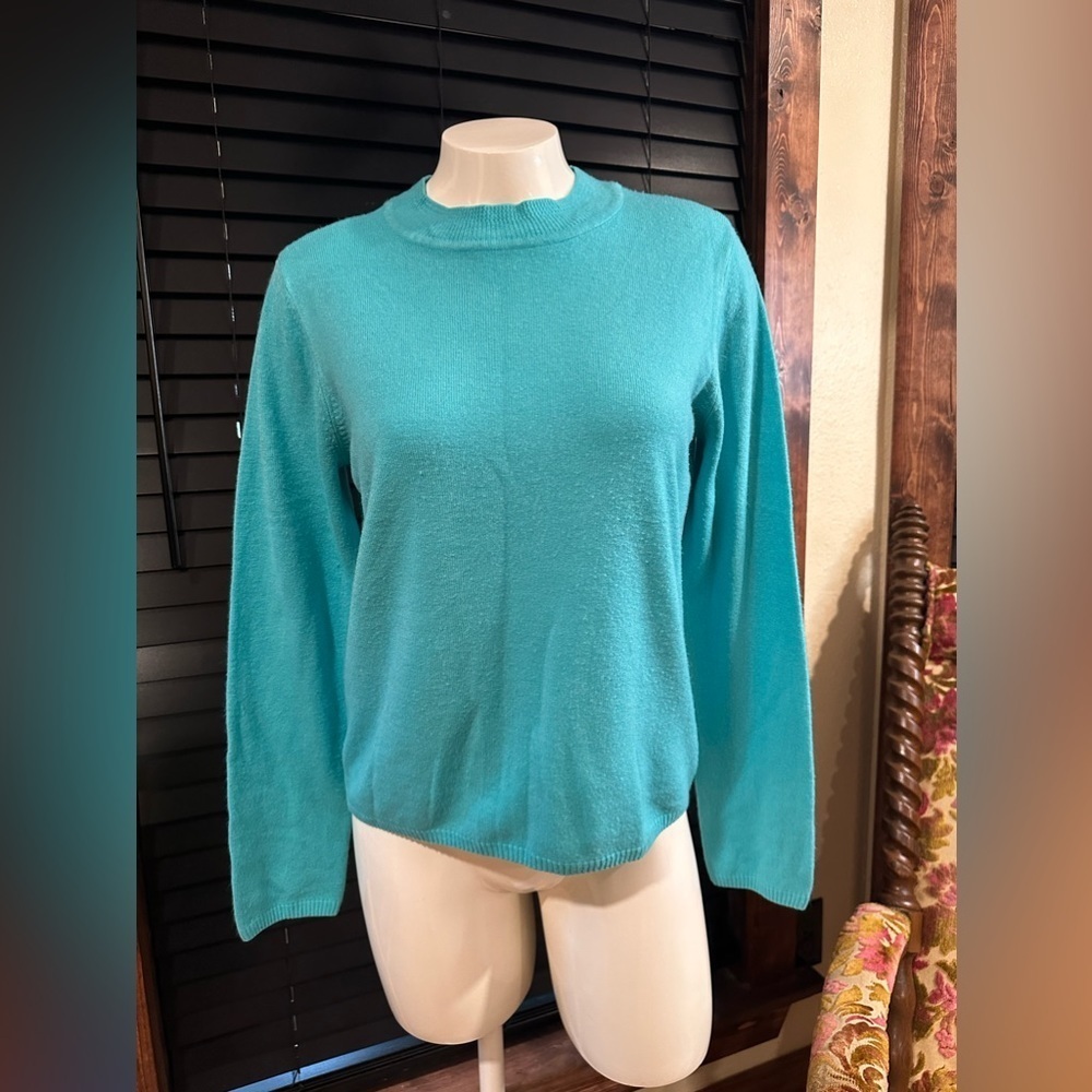 EUC Kim Rogers Sweater Shirt Womens  Soft Cashmalon Blue Classic Crew Neck Sz M